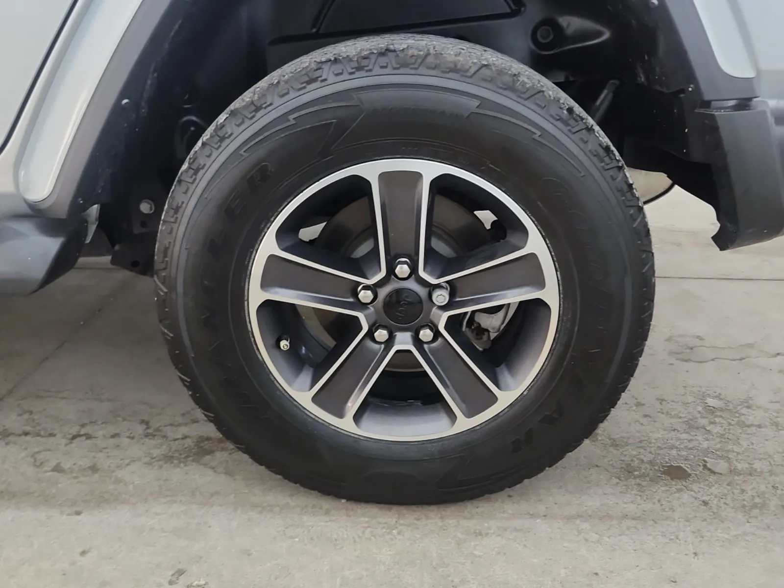 Left Rear Wheel/Tire Photo
