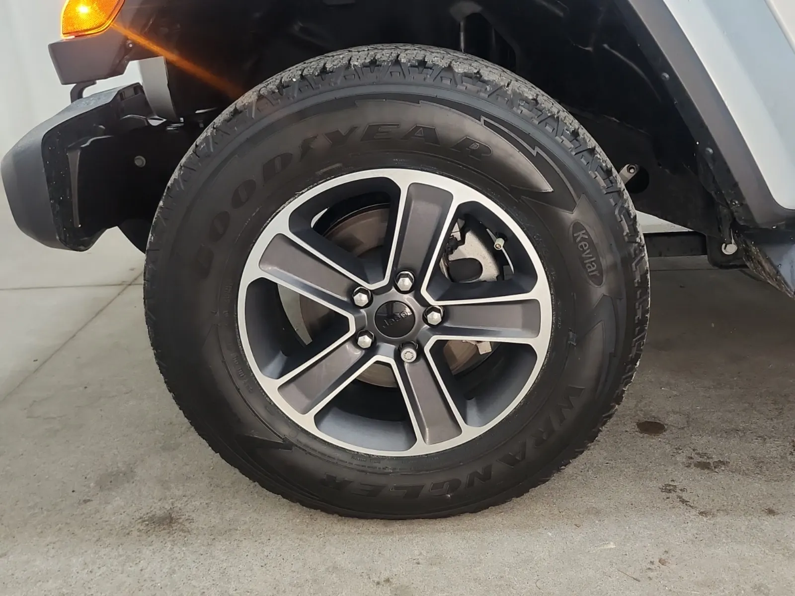 Front driver wheel/tire photo