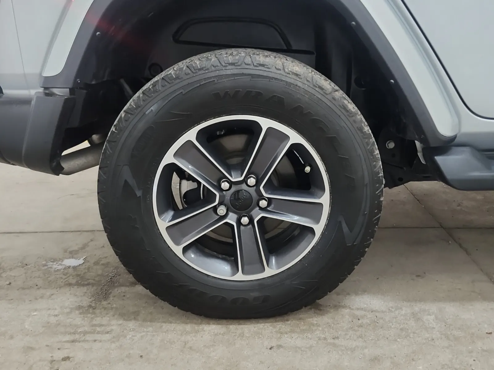 Right Rear Wheel/Tire Photo