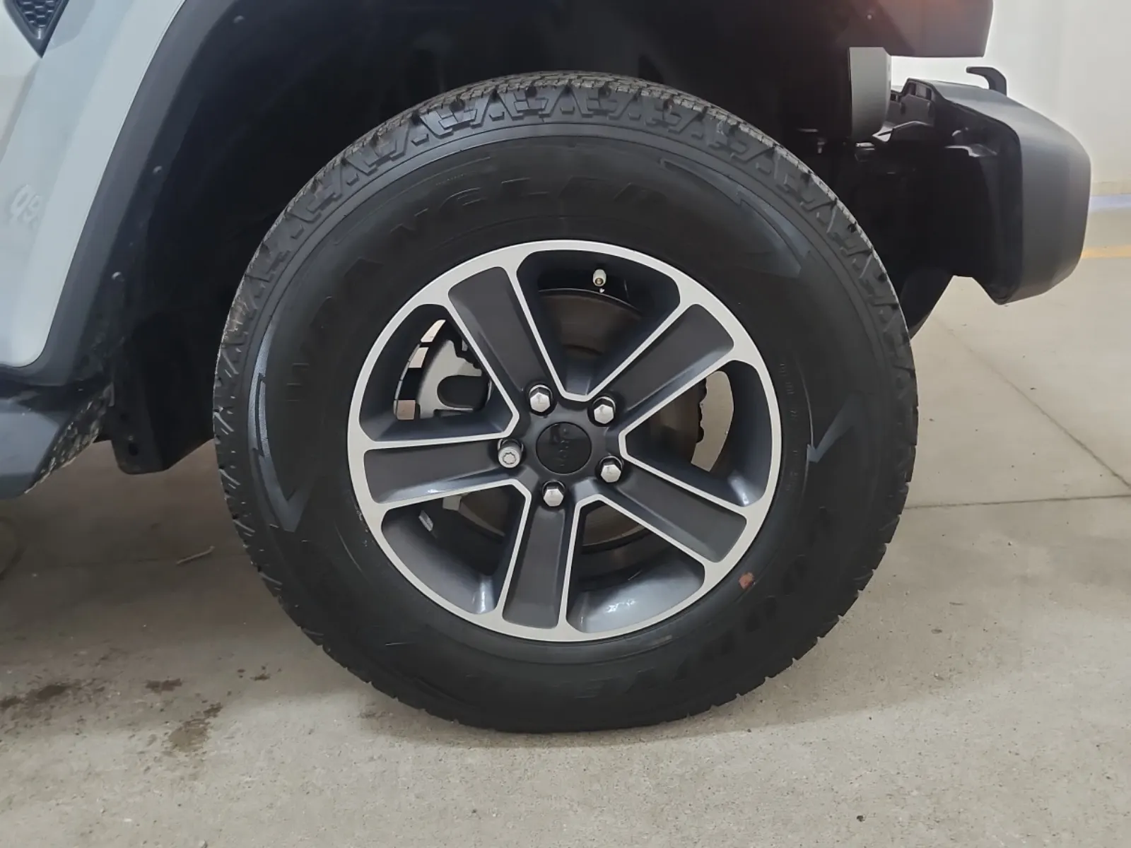 Right Front Wheel/Tire Photo