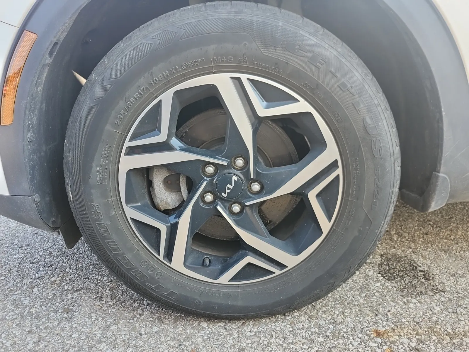 Front driver wheel/tire photo
