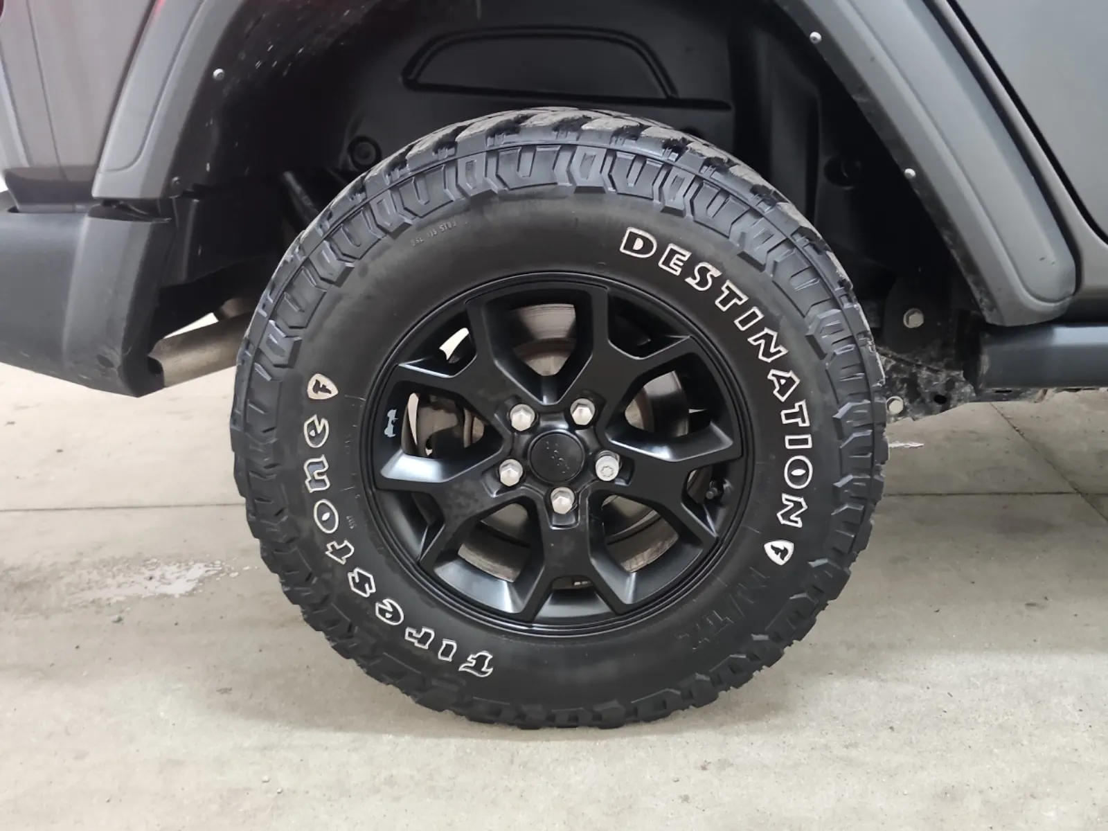 Right Rear Wheel/Tire Photo