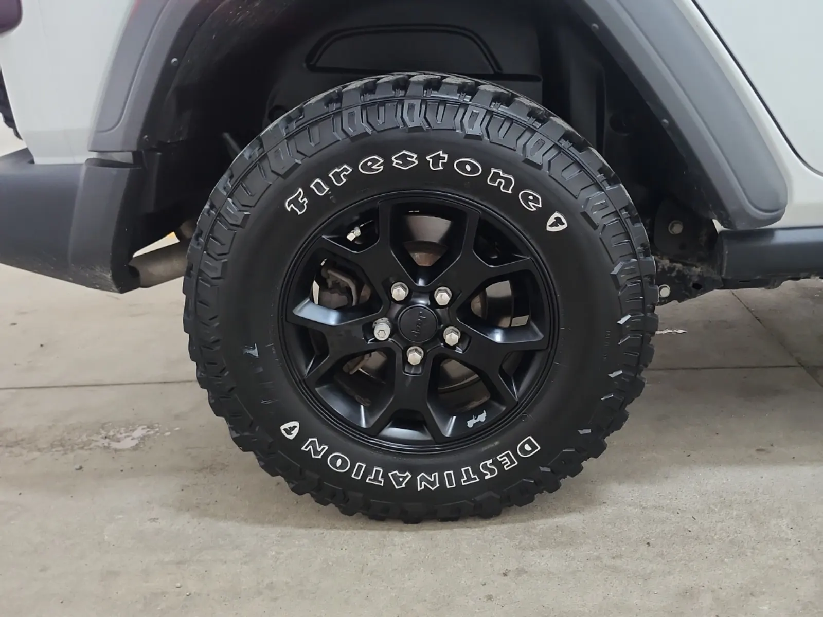 Right Rear Wheel/Tire Photo