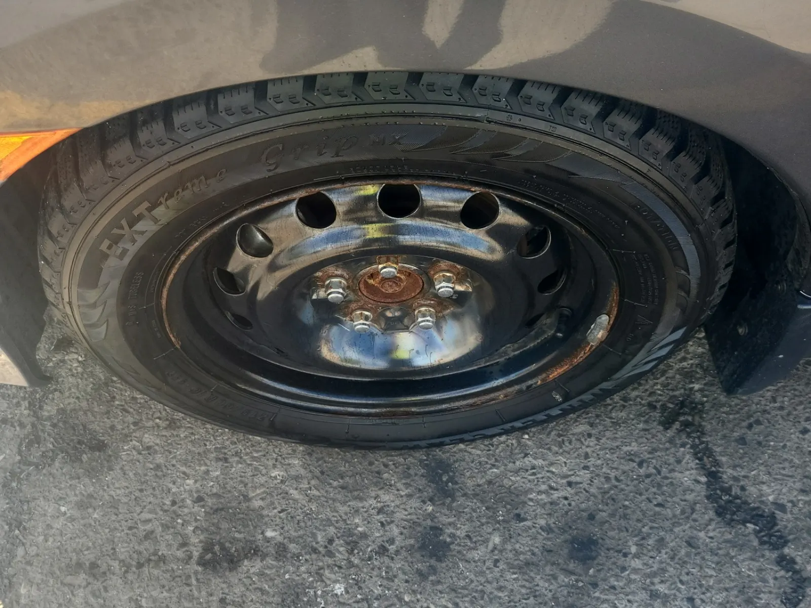 Front driver wheel/tire photo