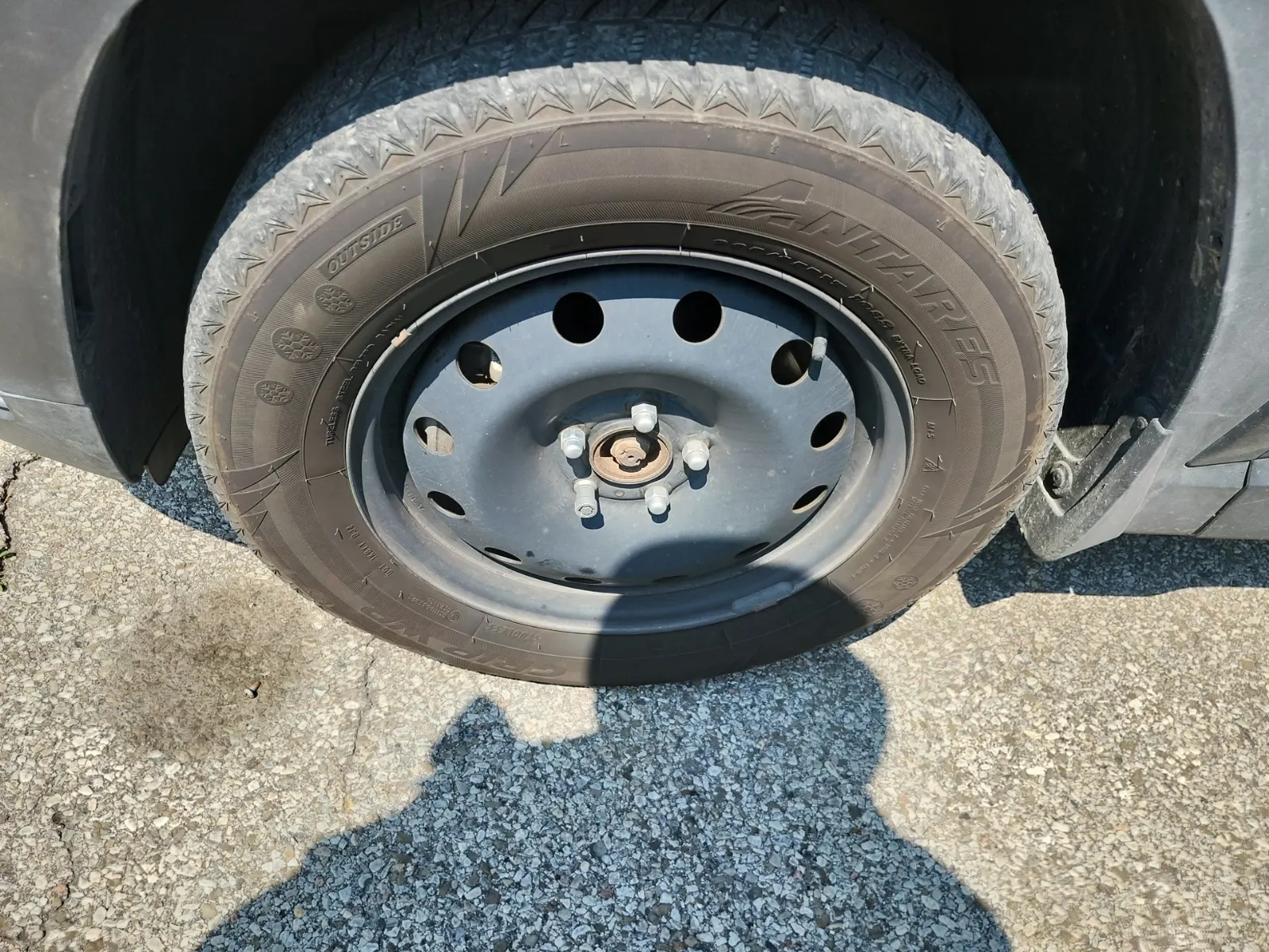 Front driver wheel/tire photo
