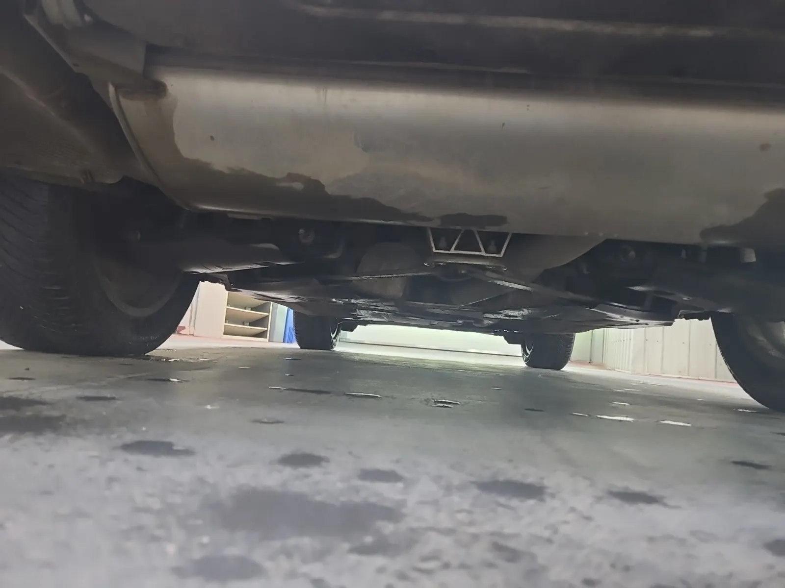 Undercarriage - Rear Photo