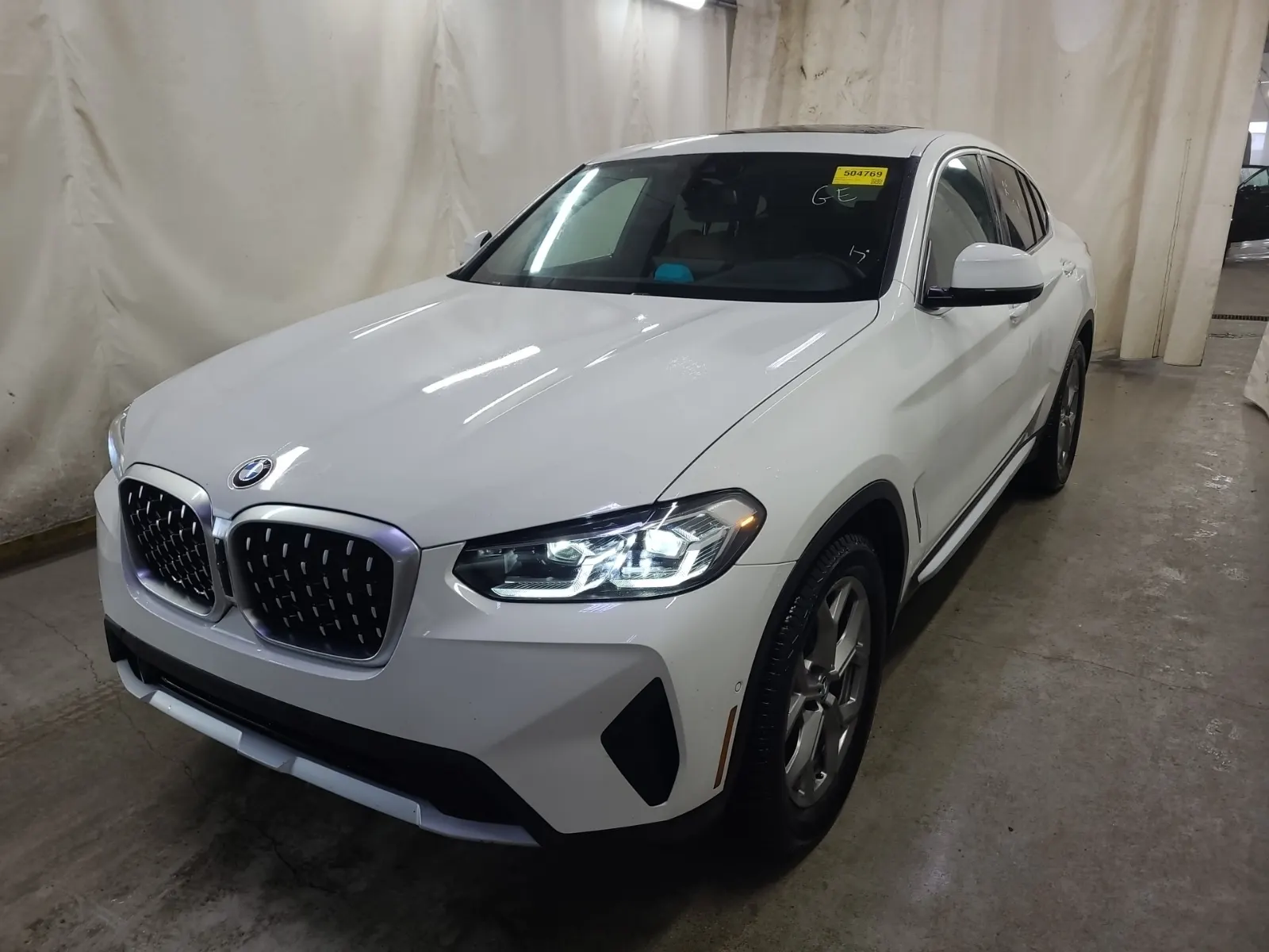Front driver 3/4 photo