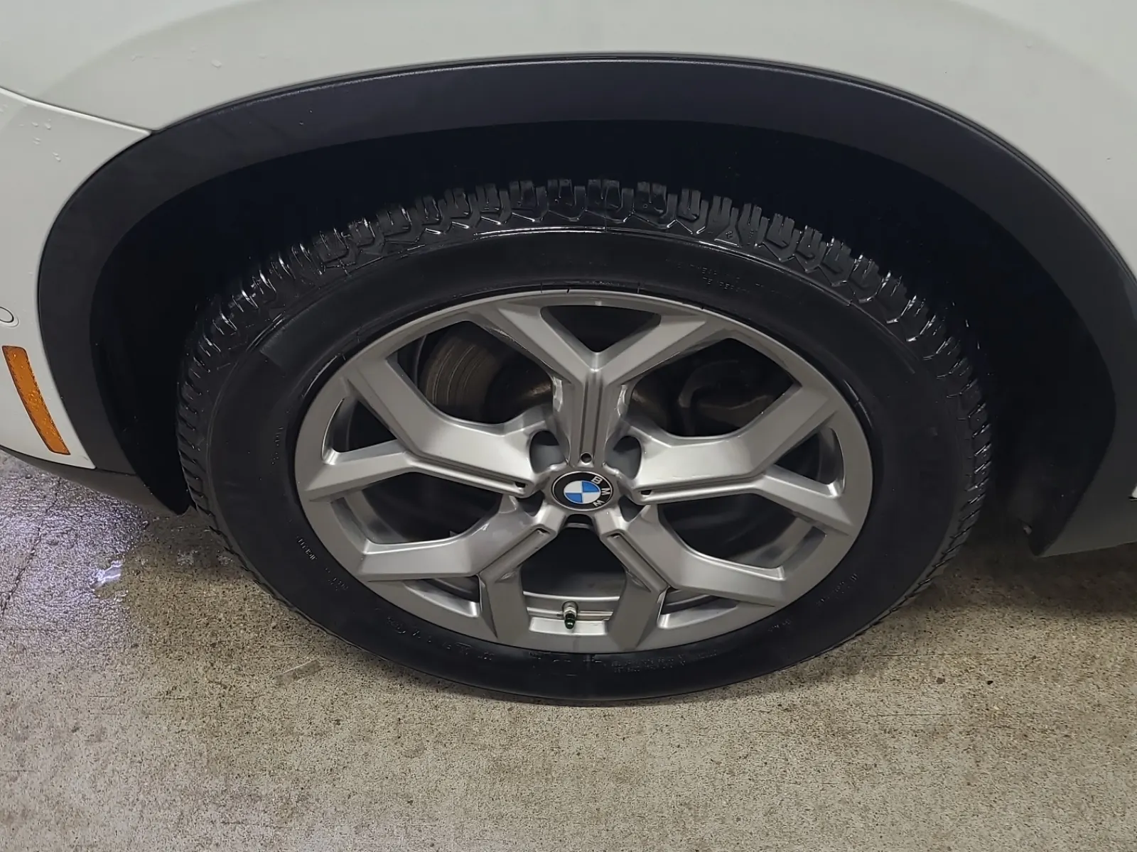 Front driver wheel/tire photo