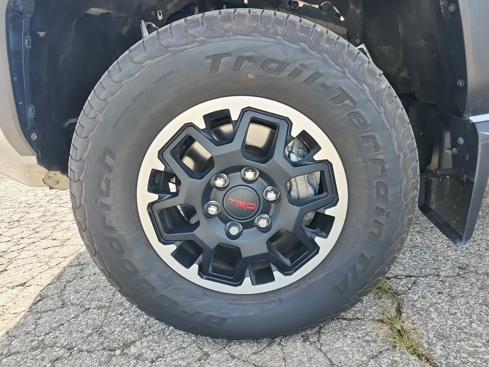 Front driver wheel/tire photo