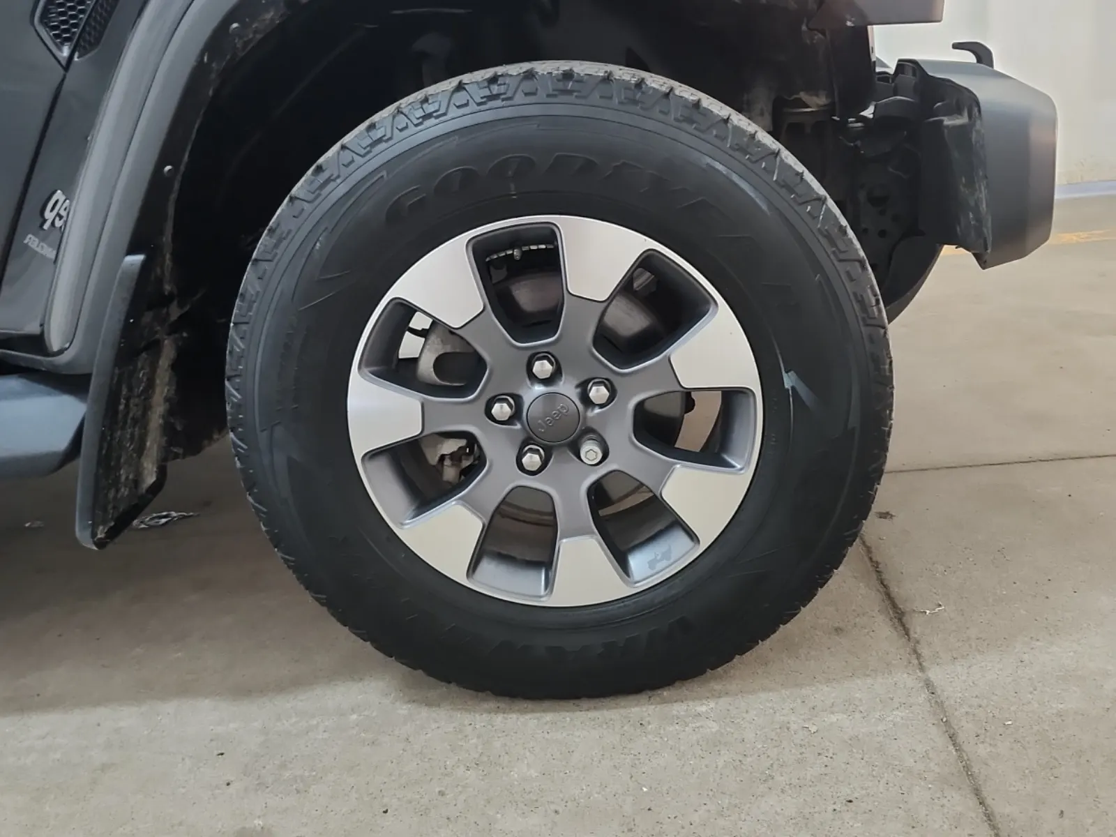 Right Front Wheel/Tire Photo