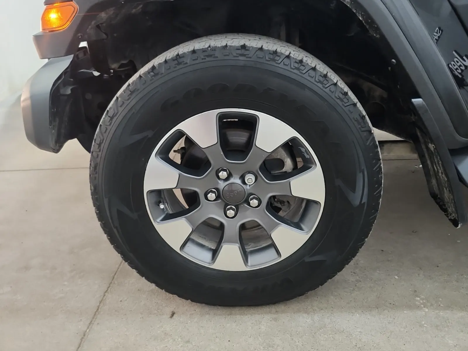 Front driver wheel/tire photo