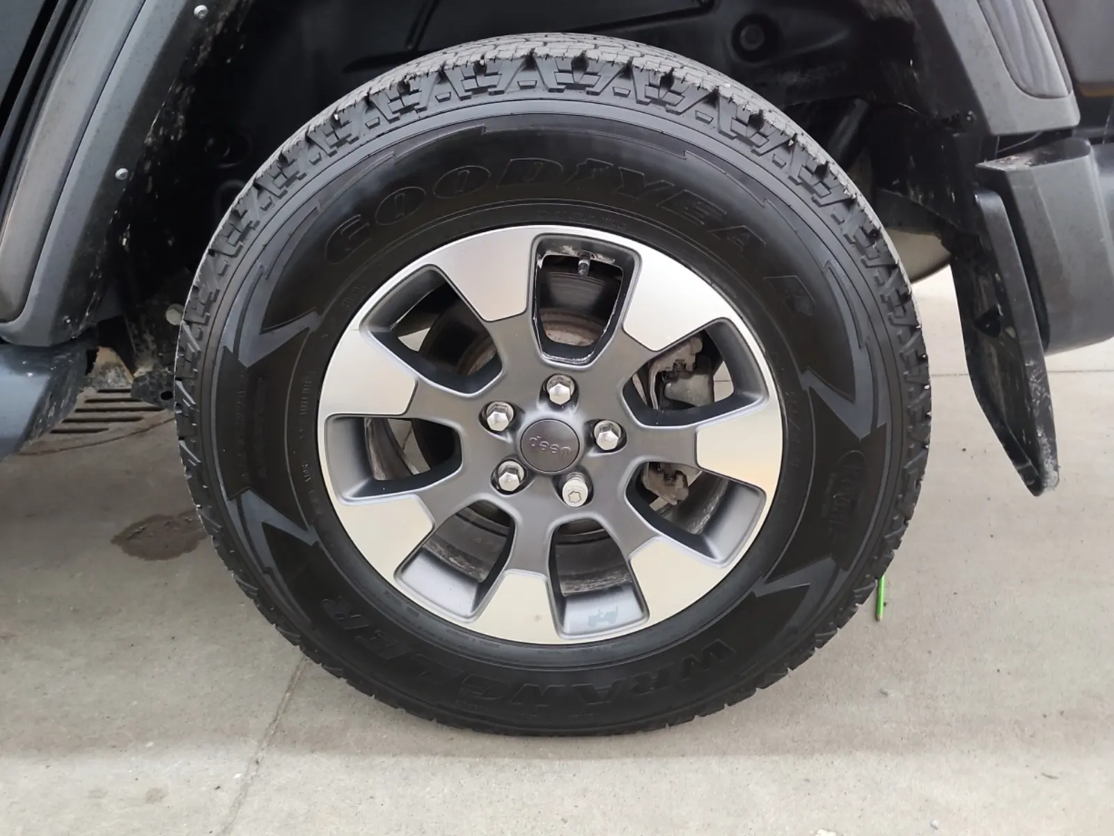Left Rear Wheel/Tire Photo
