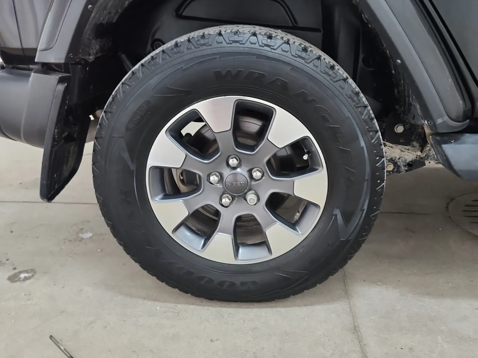 Right Rear Wheel/Tire Photo