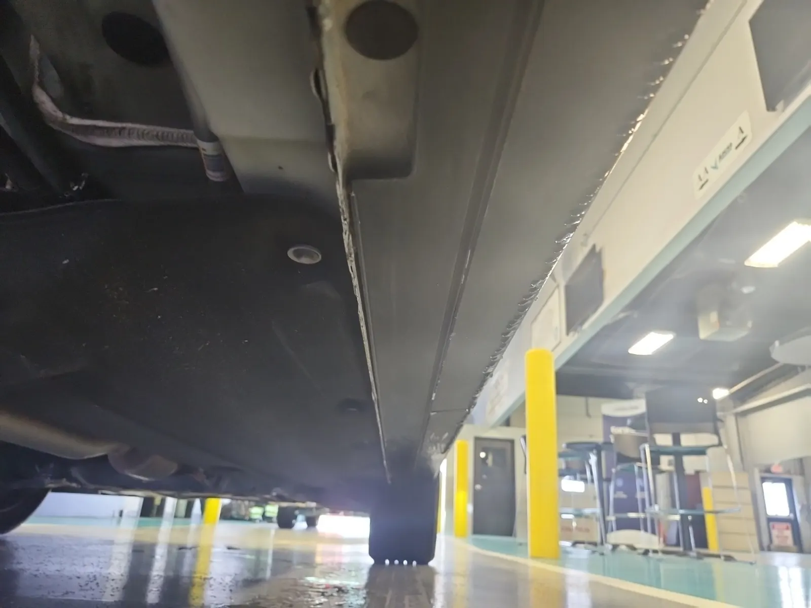 Undercarriage - Passenger Photo