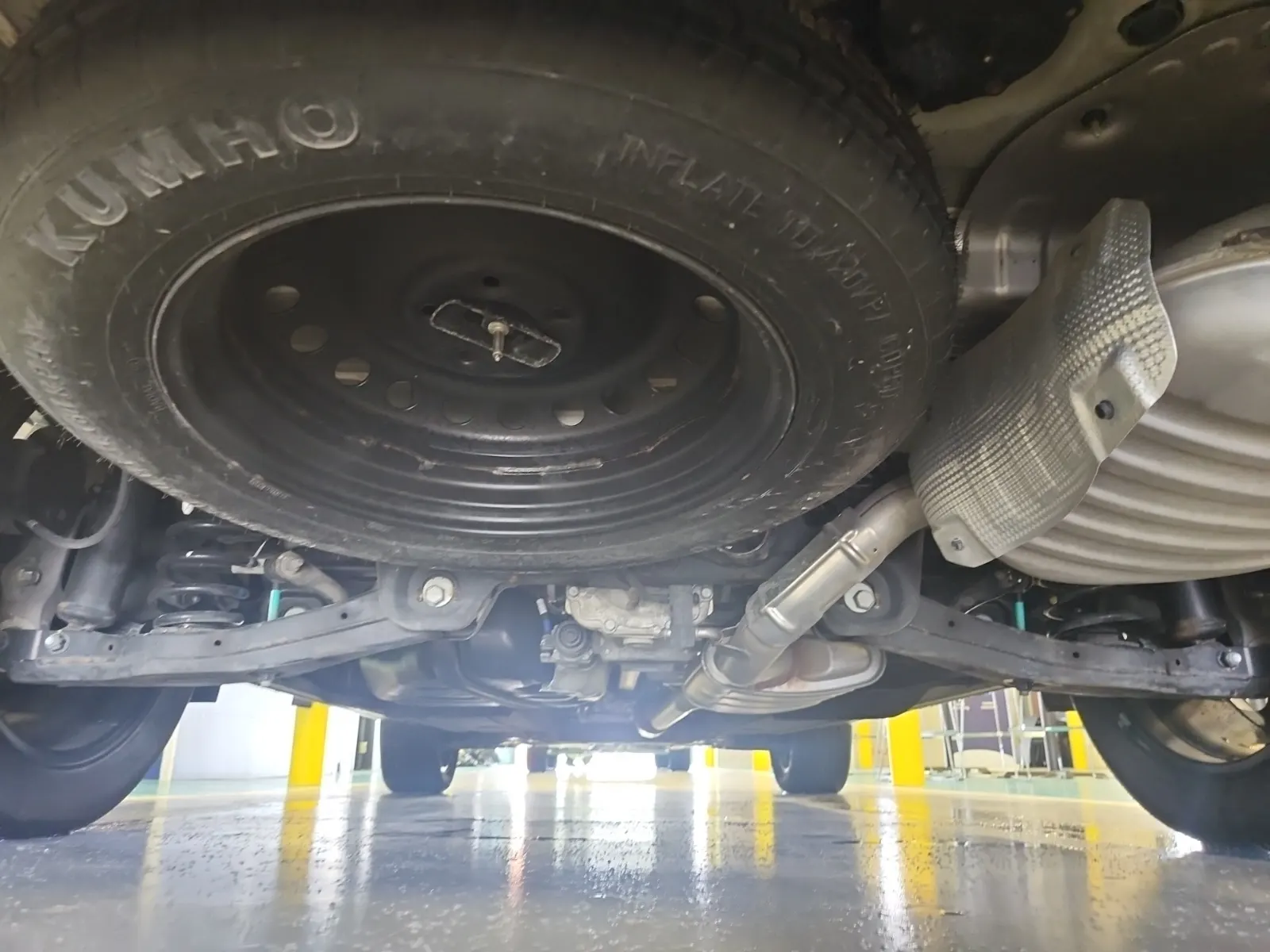 Undercarriage - Rear Photo