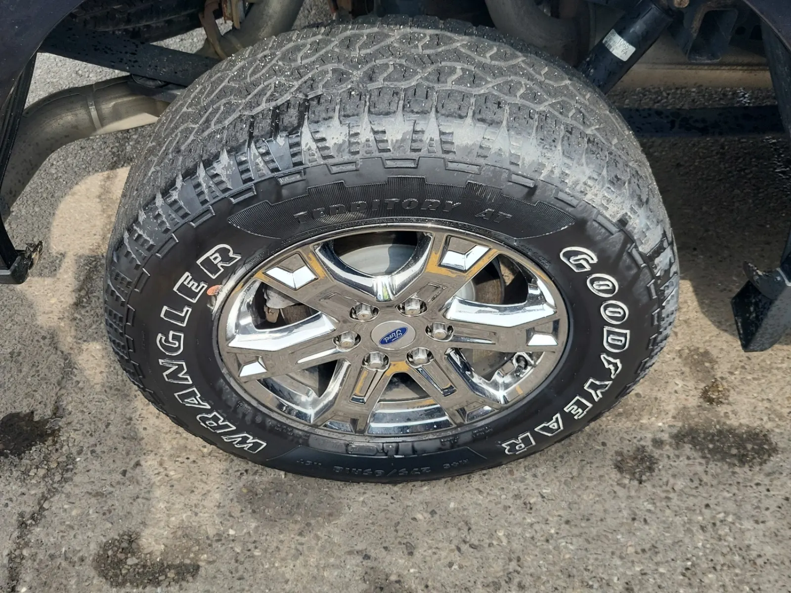 Right Rear Wheel/Tire Photo