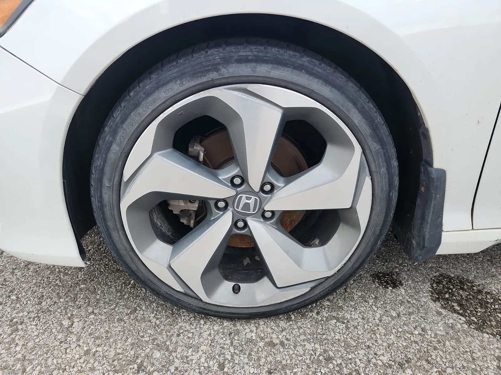Front driver wheel/tire photo