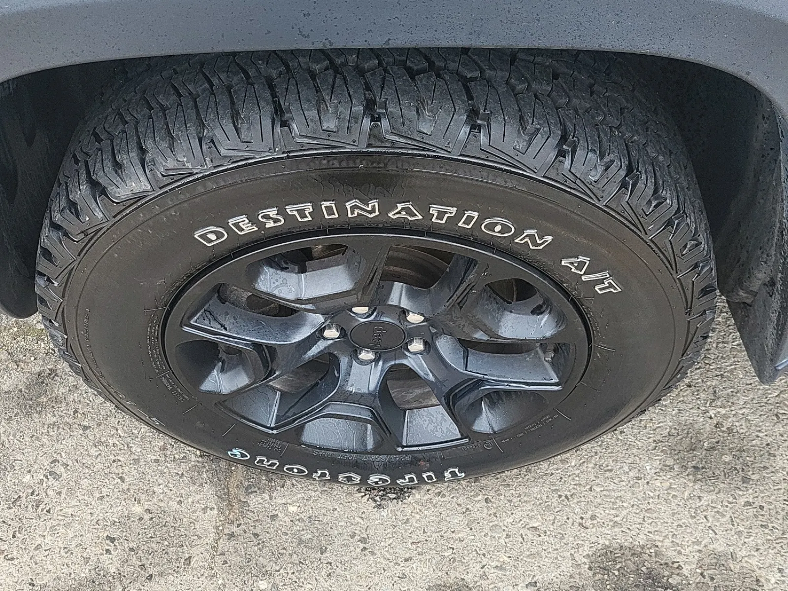 Front driver wheel/tire photo