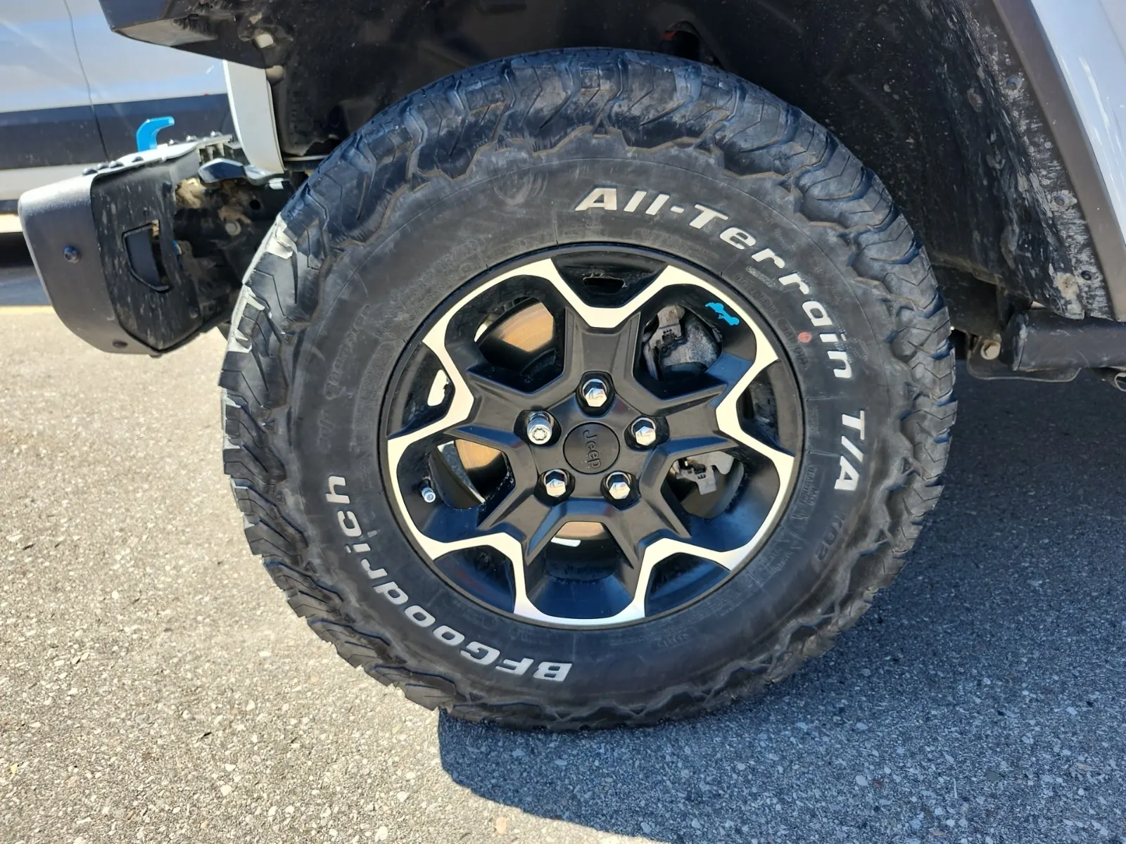 Front driver wheel/tire photo