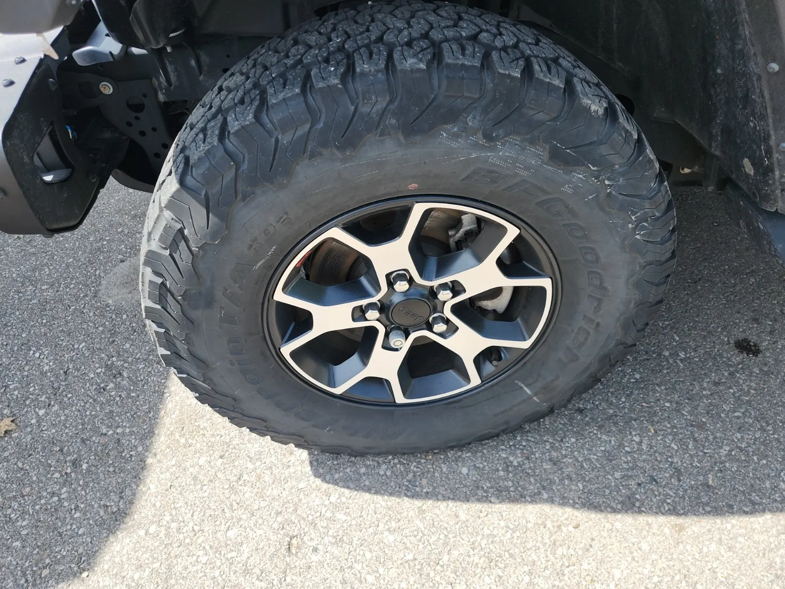 Front driver wheel/tire photo