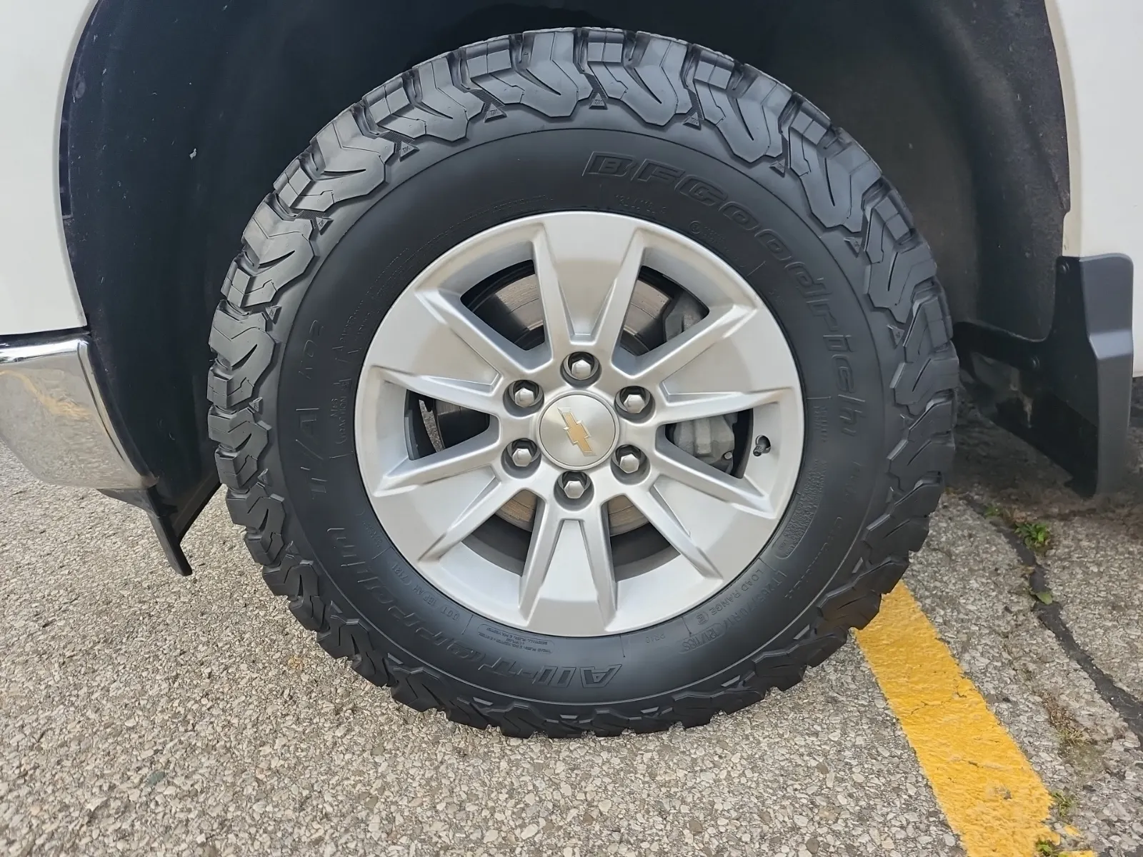 Front driver wheel/tire photo