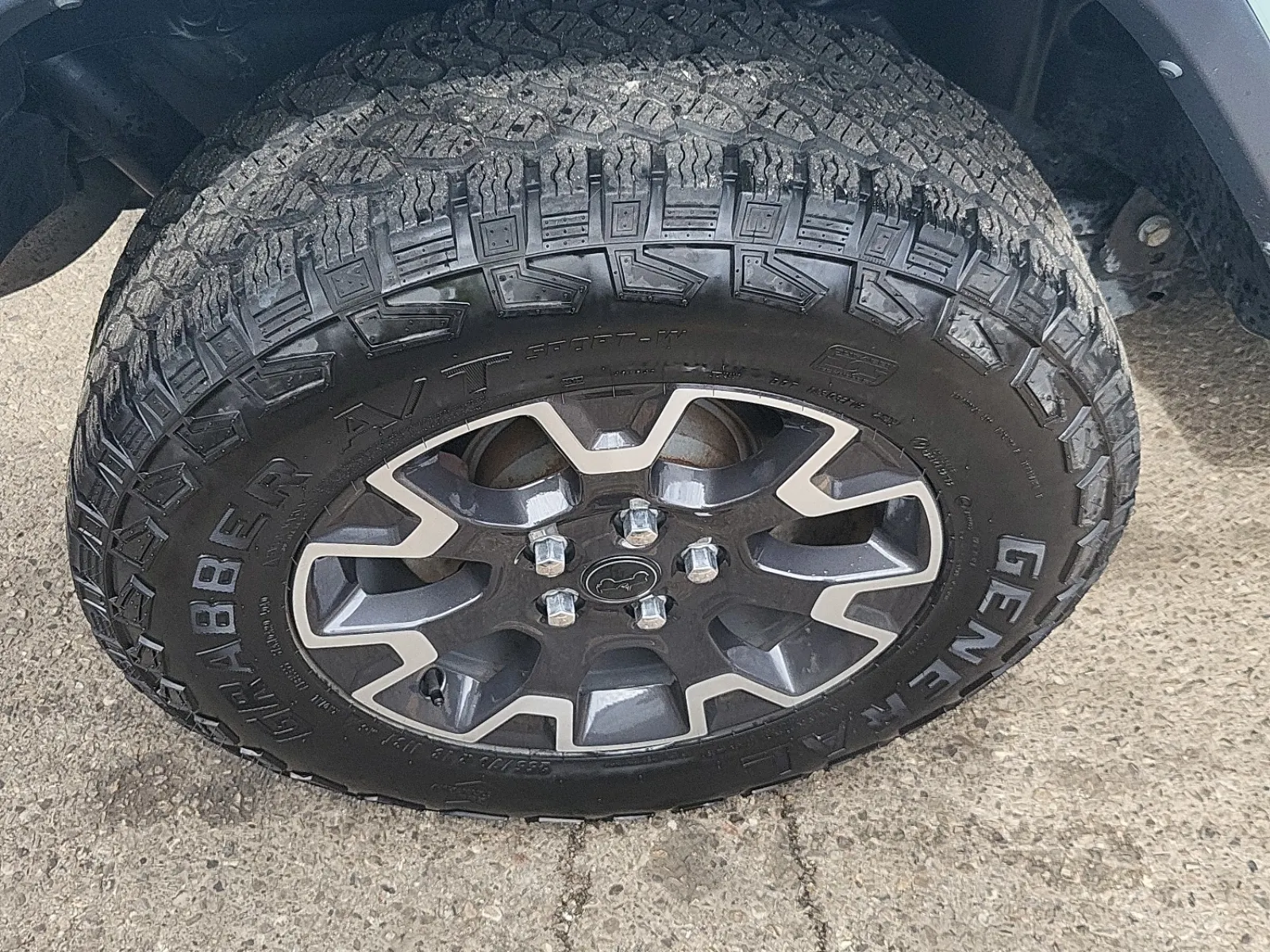 Right Rear Wheel/Tire Photo