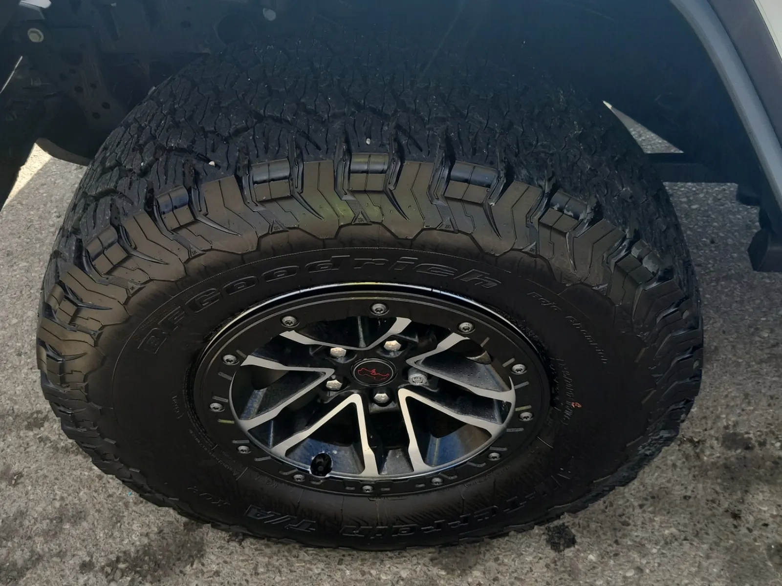Front driver wheel/tire photo