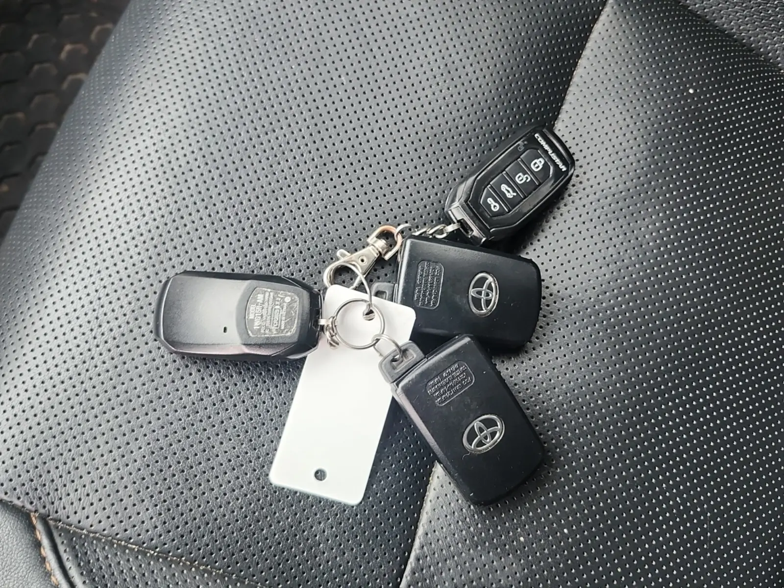 Keys/Fobs/Manual Photo