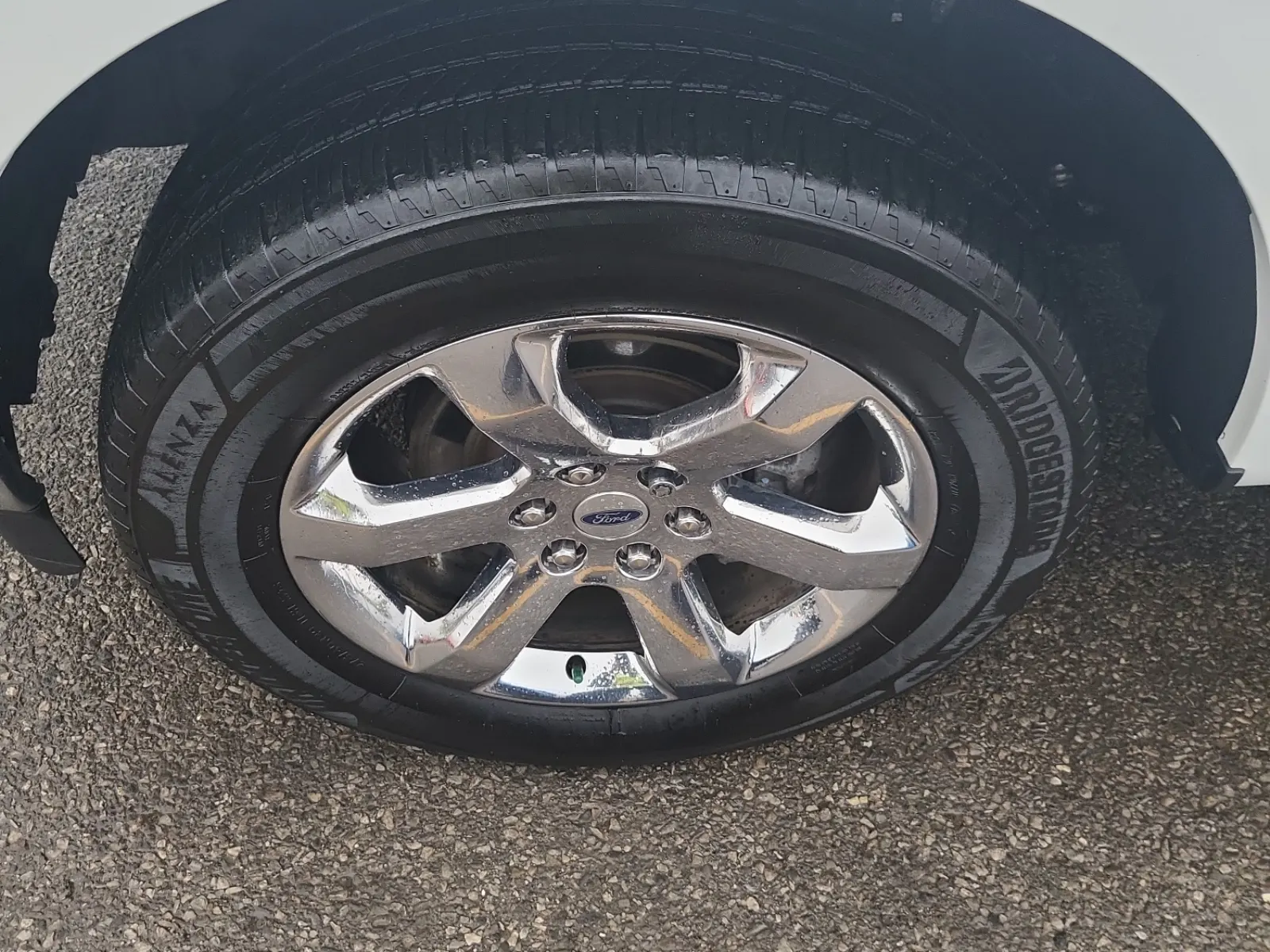 Front driver wheel/tire photo