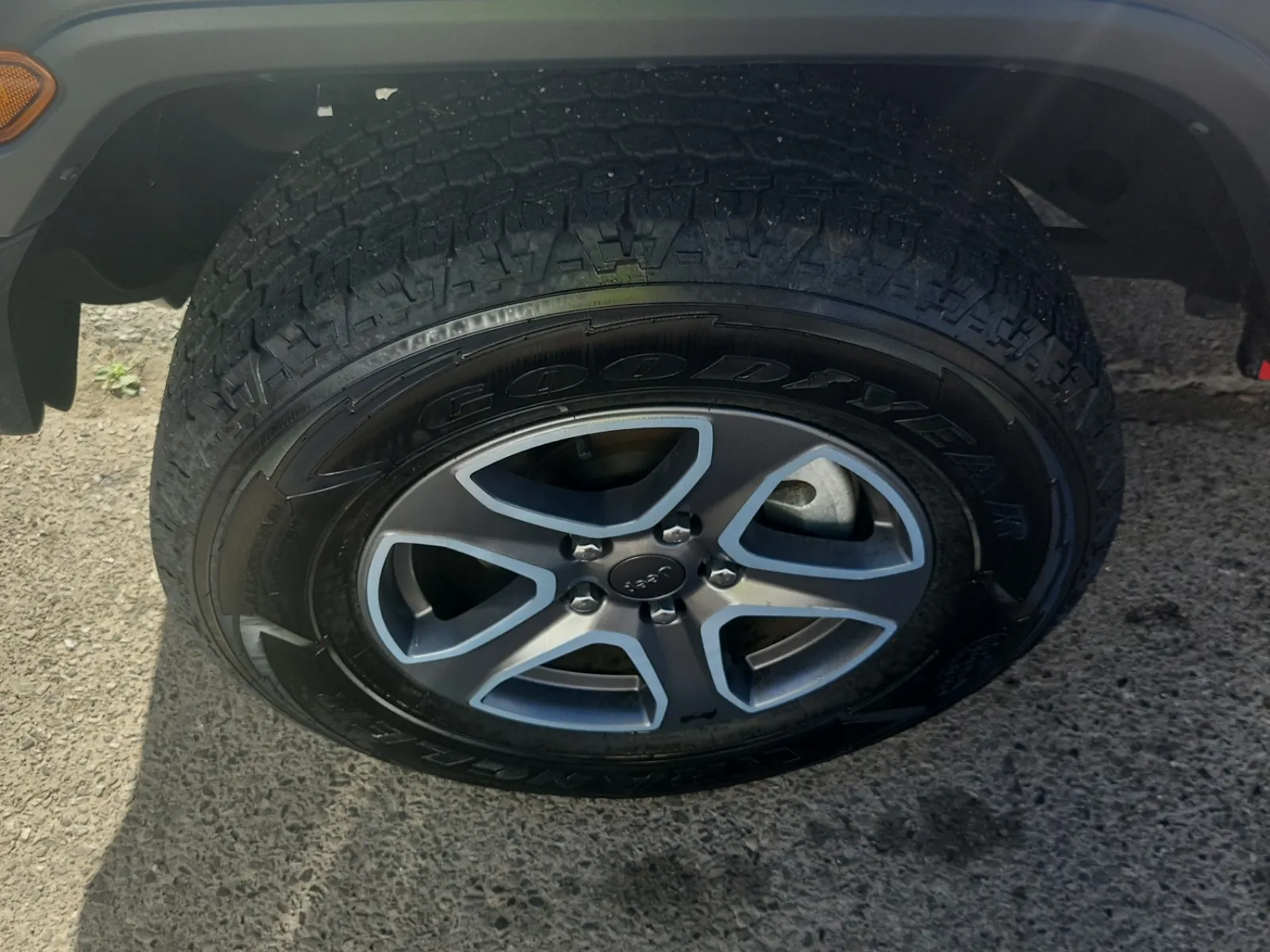 Front driver wheel/tire photo