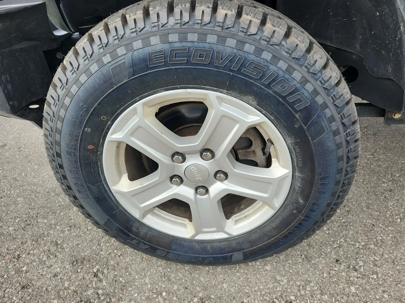 Front driver wheel/tire photo