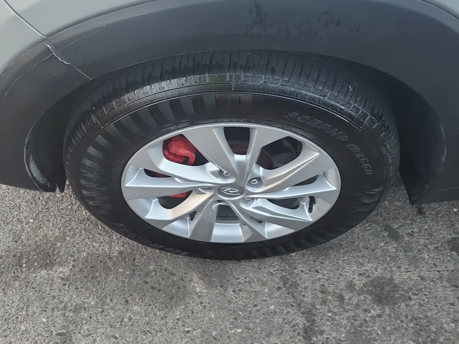 Front driver wheel/tire photo