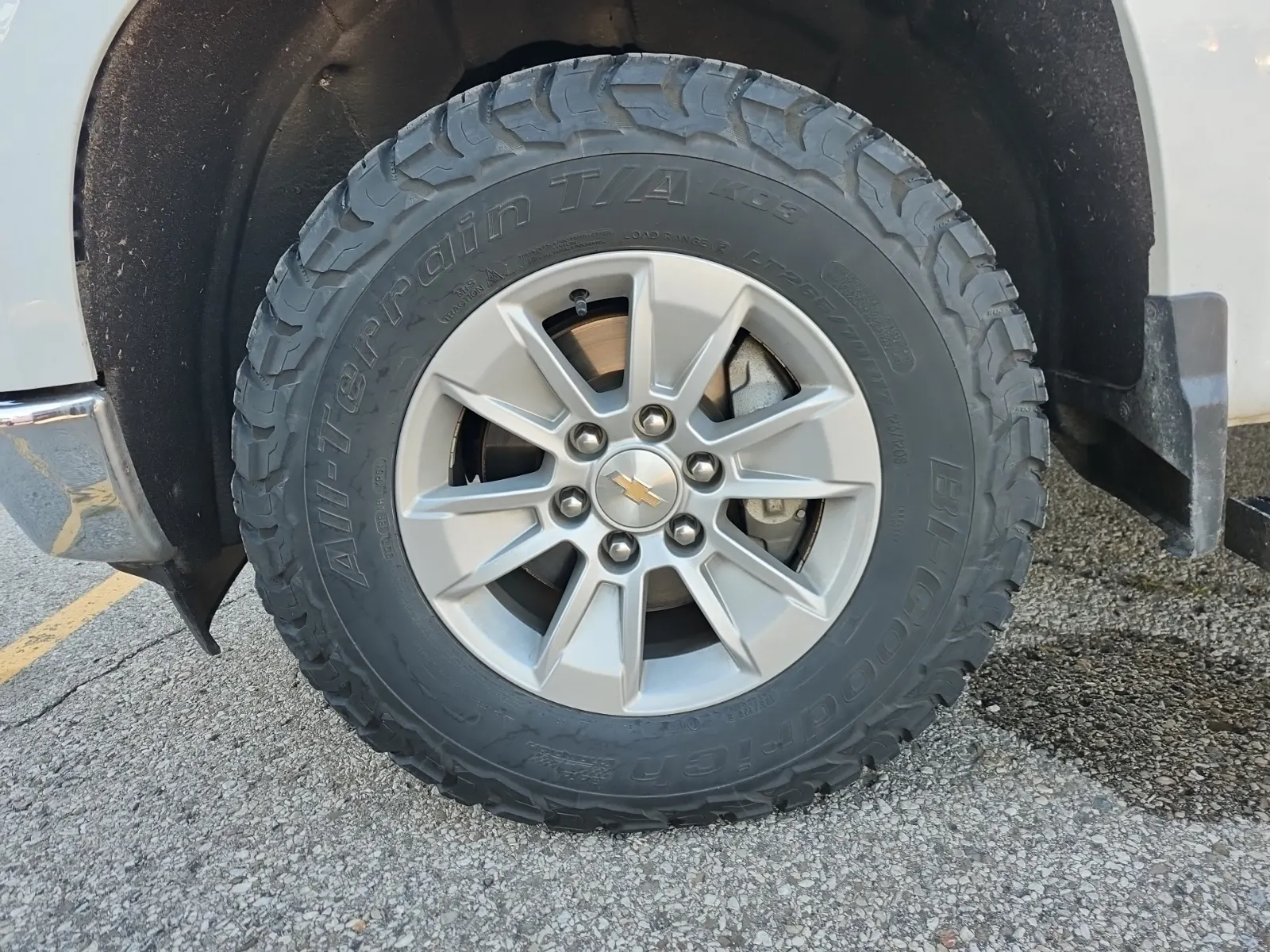 Front driver wheel/tire photo