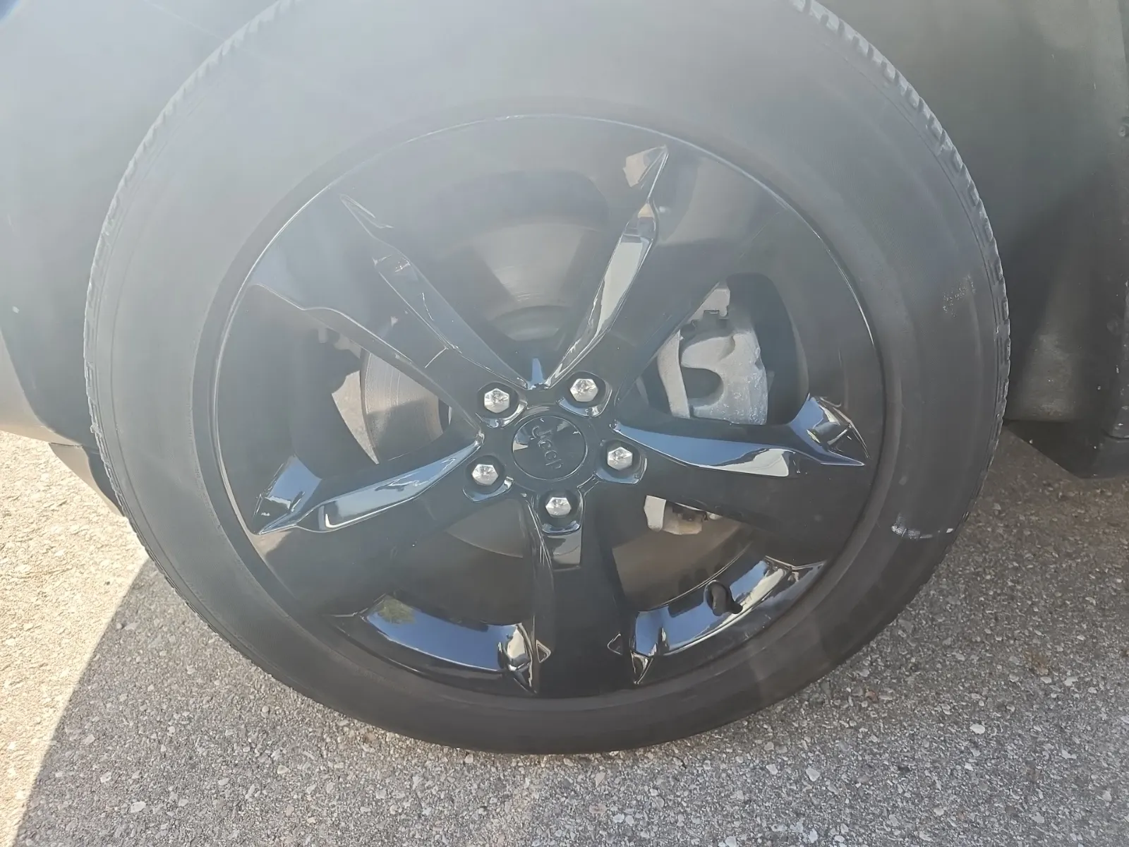Front driver wheel/tire photo