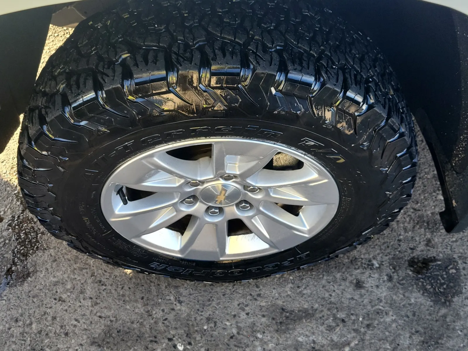 Front driver wheel/tire photo