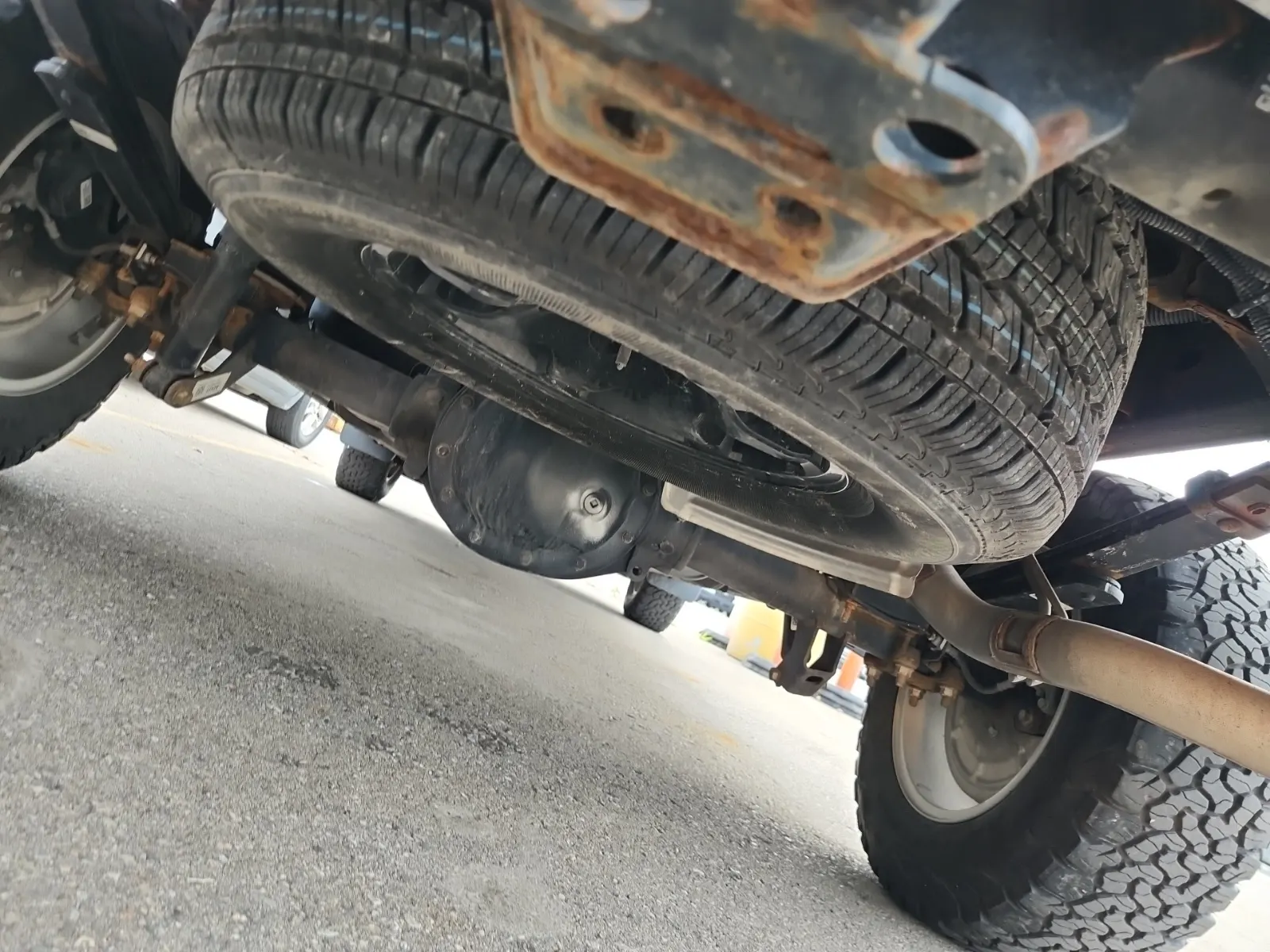 Undercarriage - Rear Photo