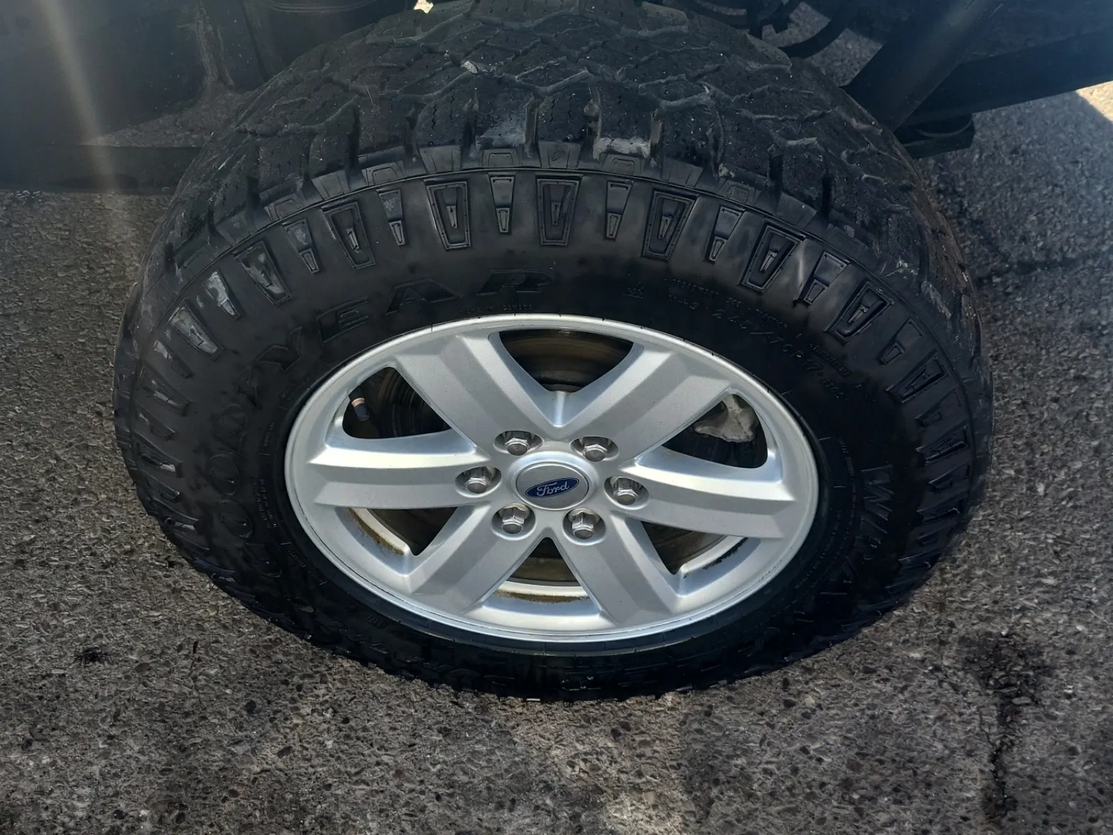 Left Rear Wheel/Tire Photo