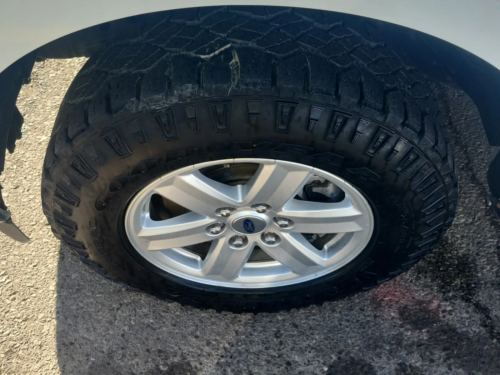 Front driver wheel/tire photo