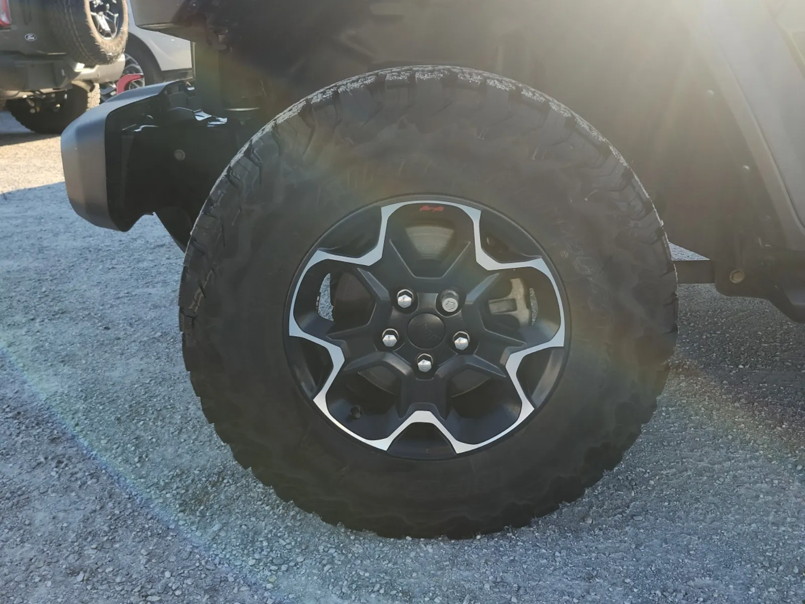 Front driver wheel/tire photo