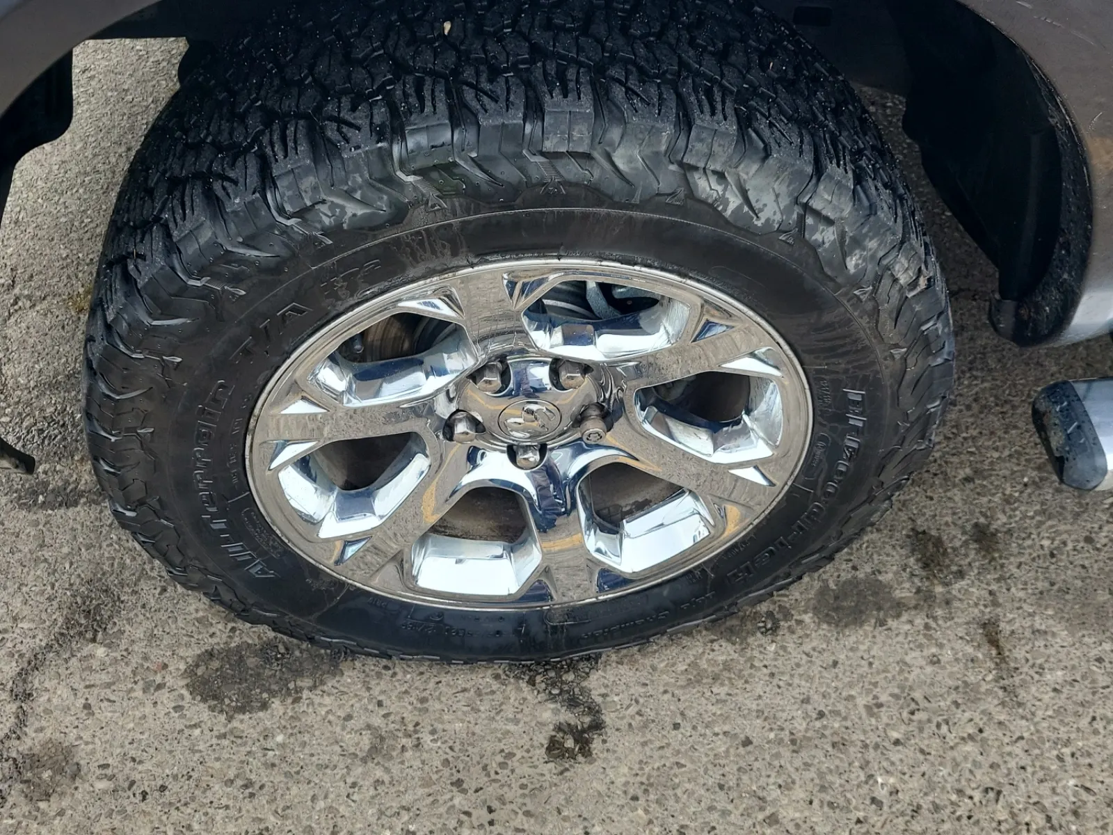 Front driver wheel/tire photo