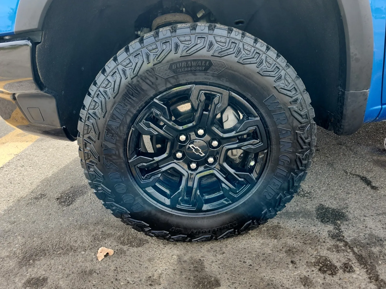 Front driver wheel/tire photo