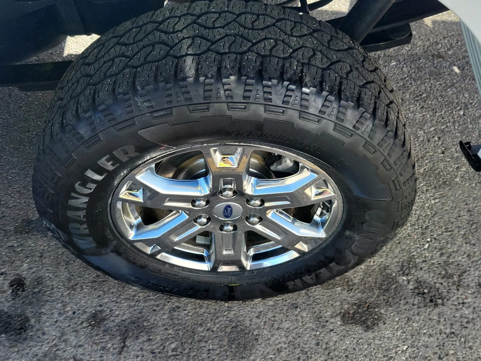 Left Rear Wheel/Tire Photo