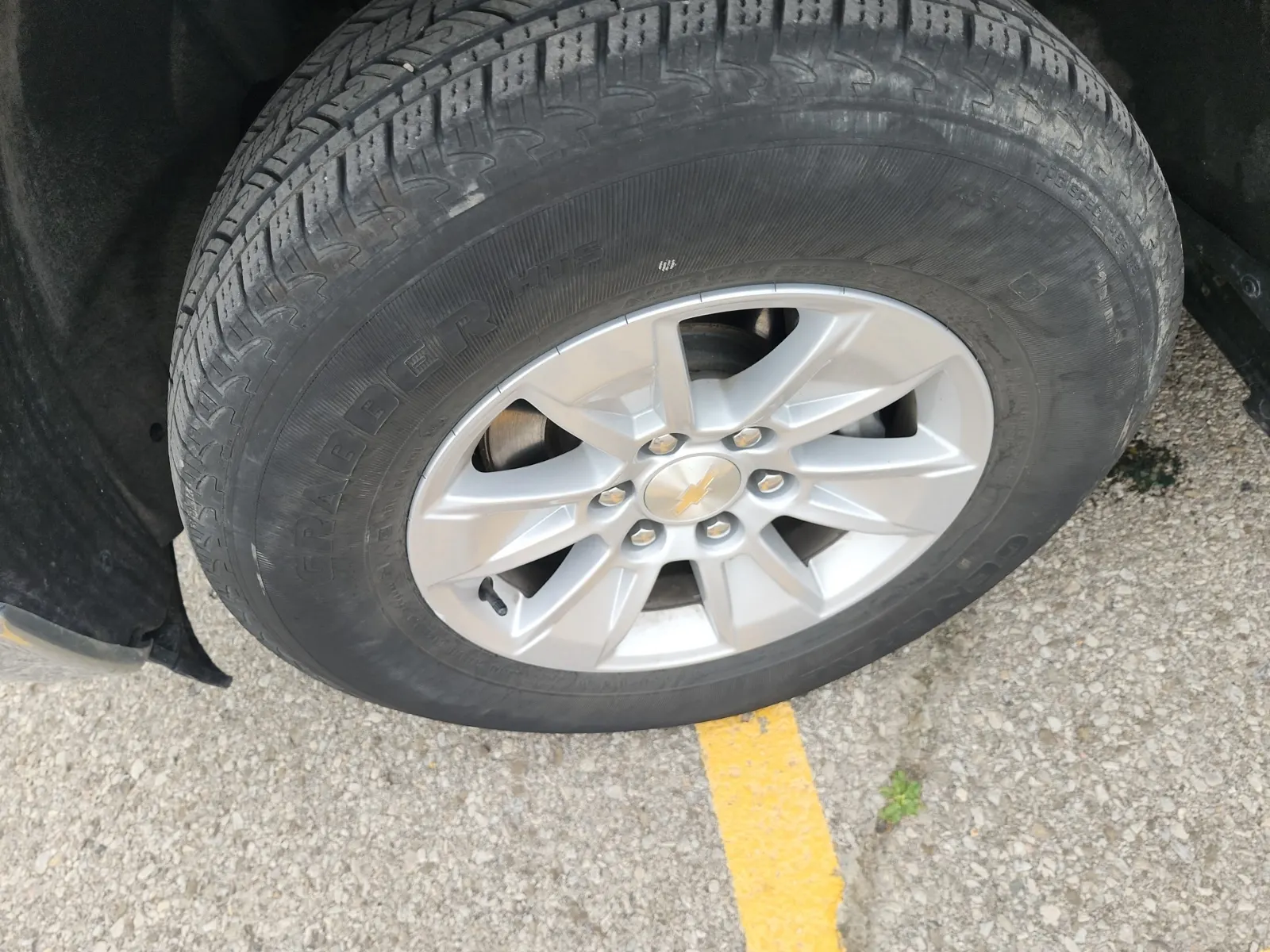 Front driver wheel/tire photo