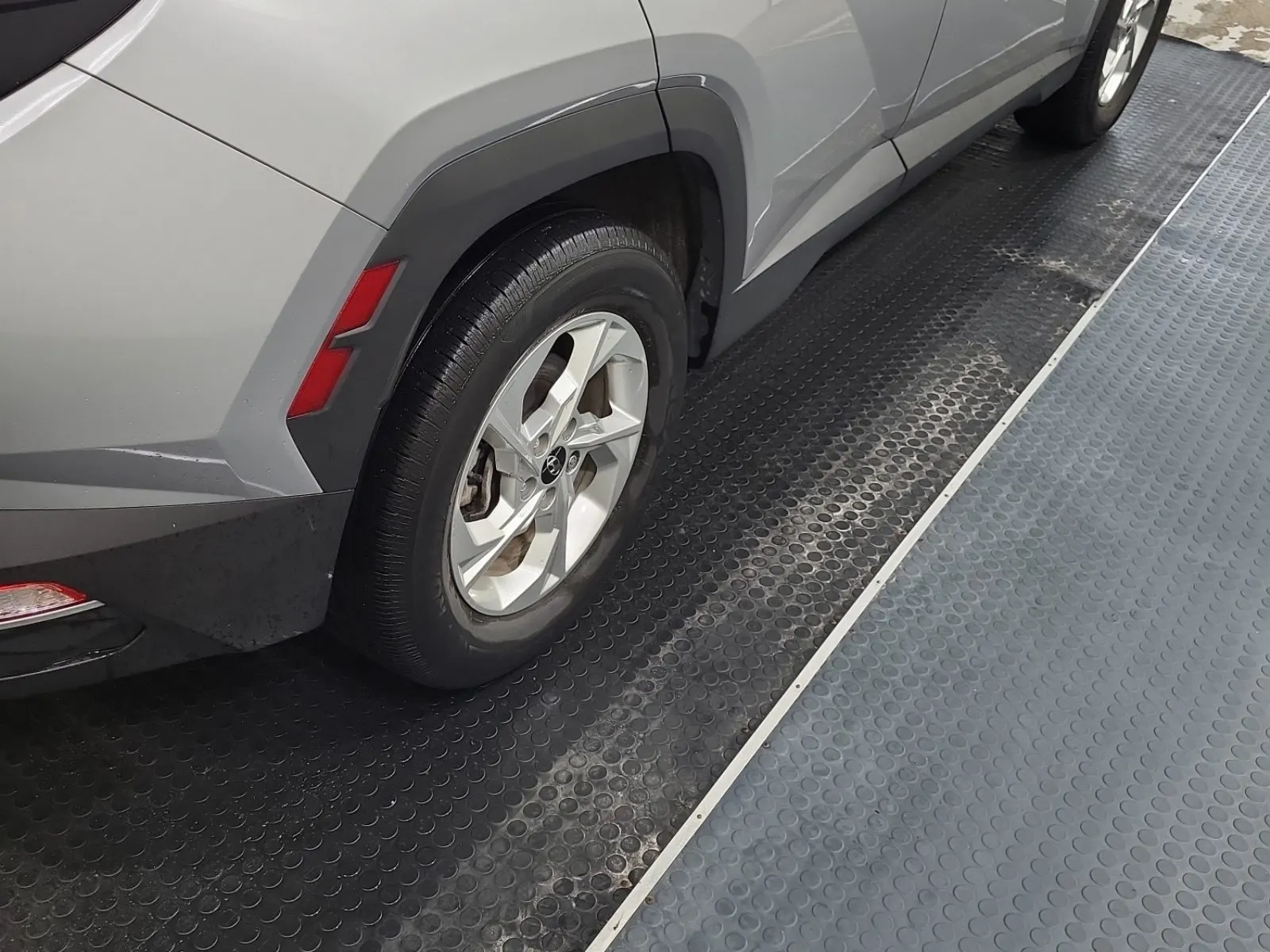 Right Rear Wheel/Tire Photo
