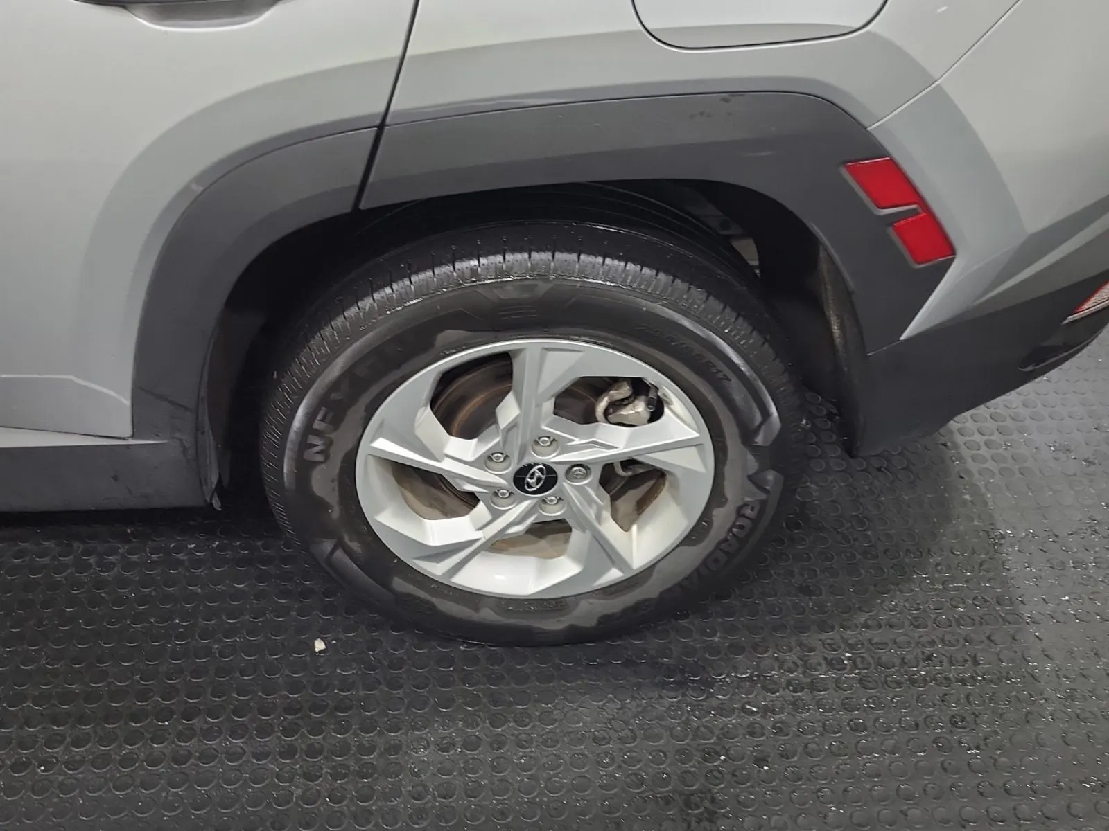 Left Rear Wheel/Tire Photo