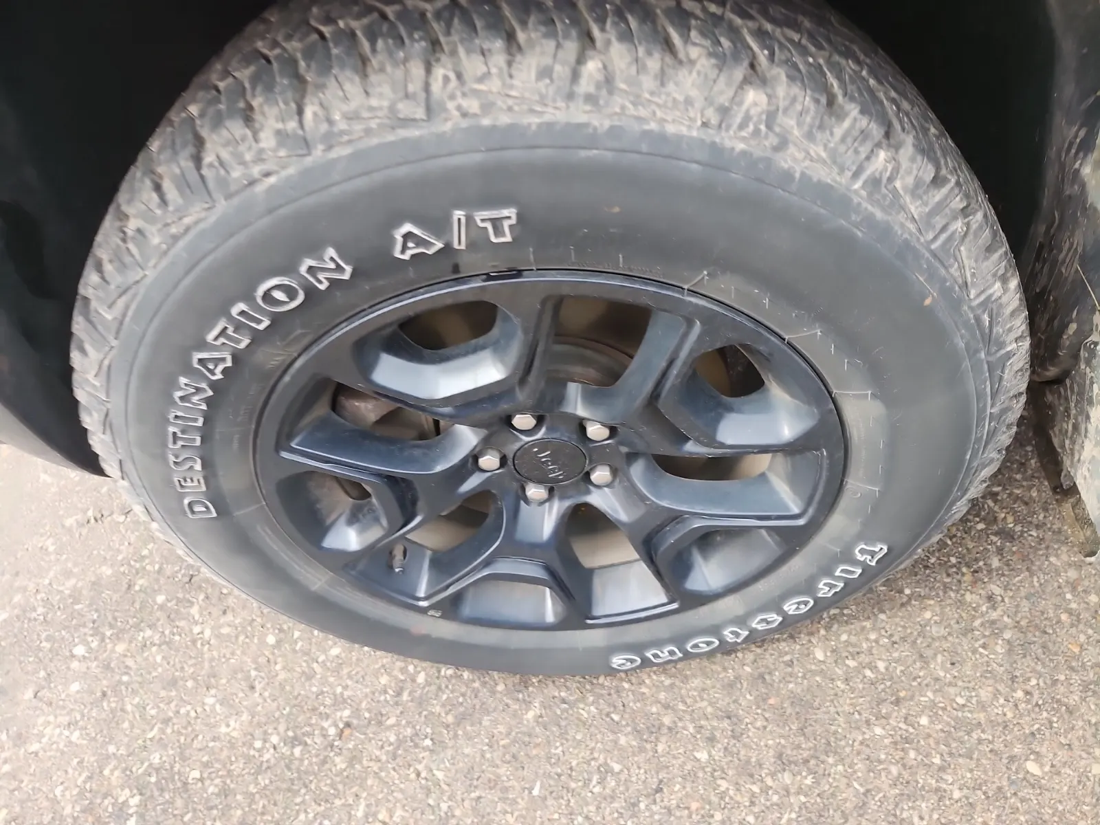 Front driver wheel/tire photo