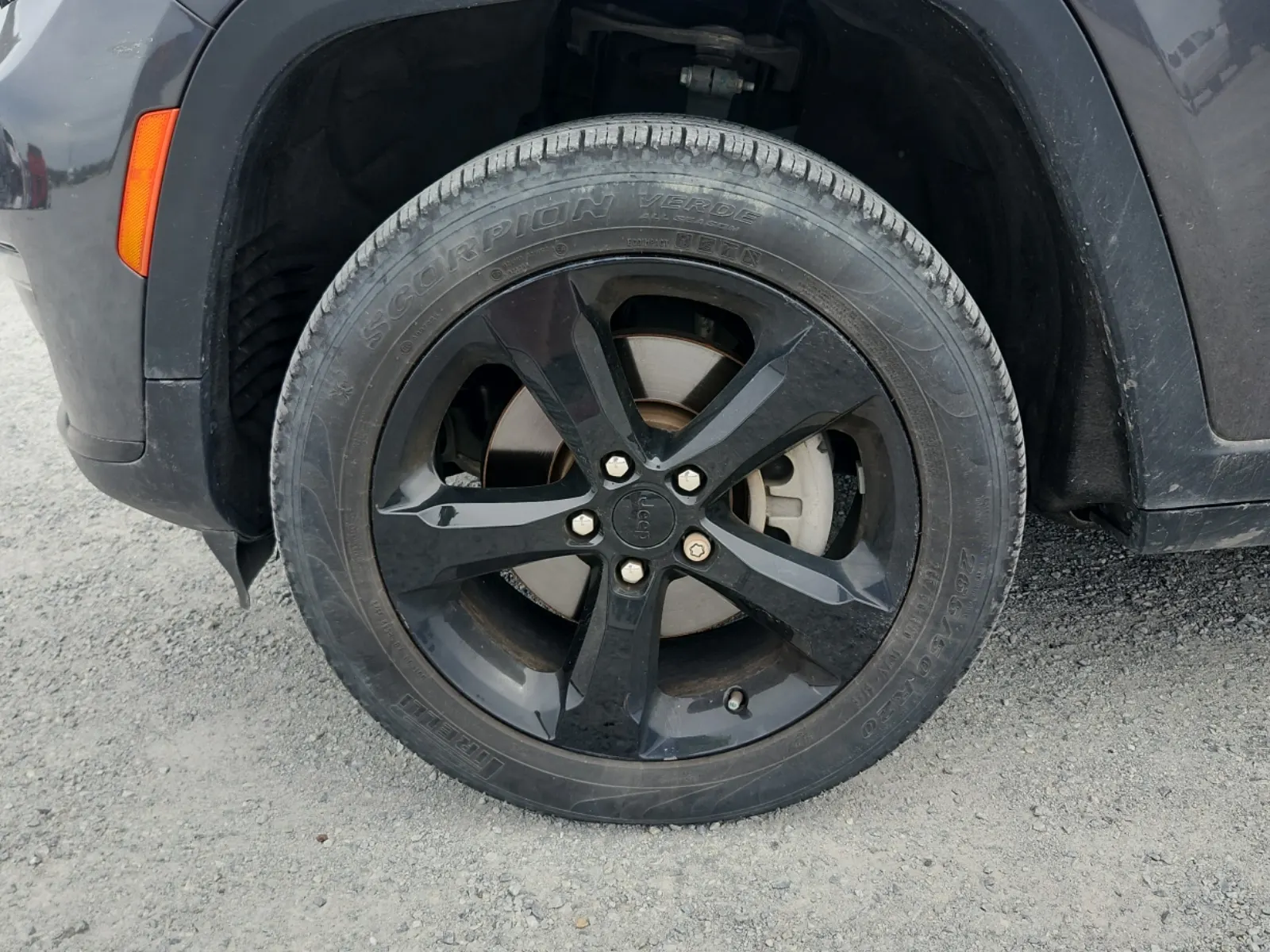 Front driver wheel/tire photo