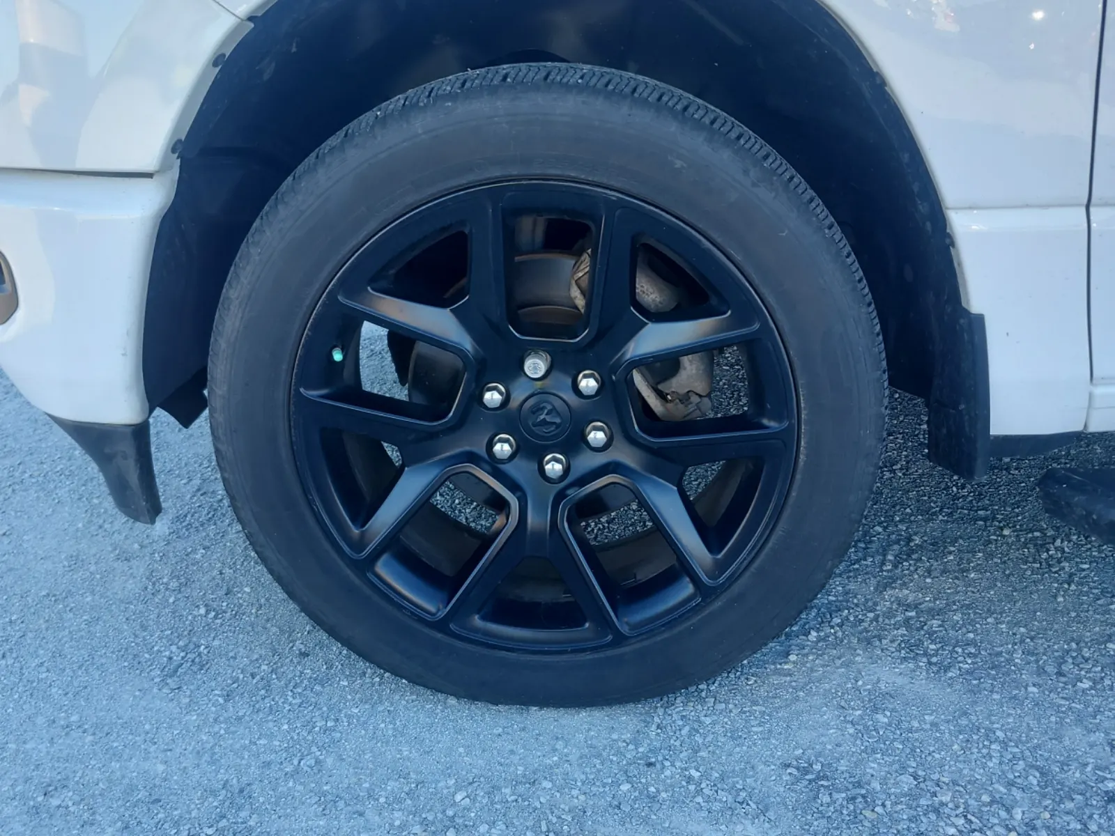 Front driver wheel/tire photo