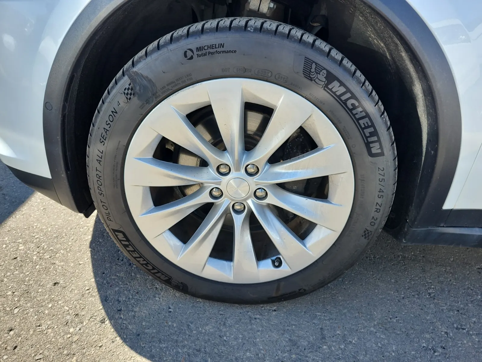 Front driver wheel/tire photo
