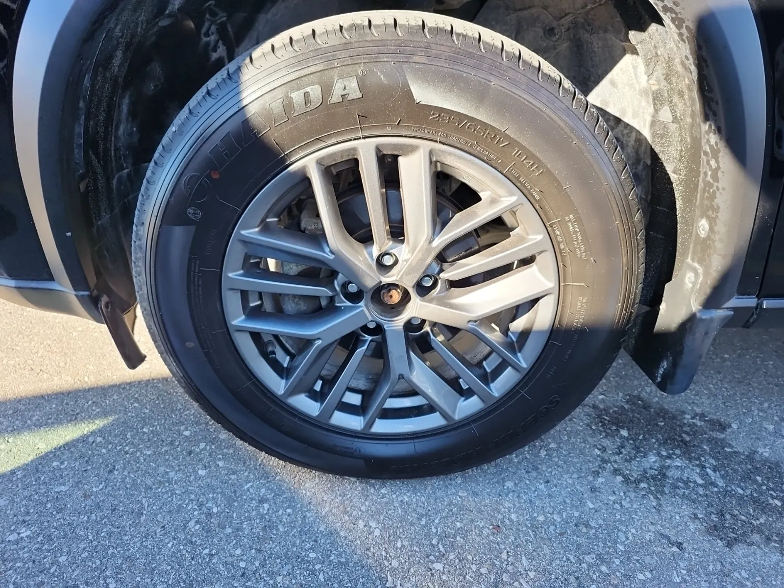 Front driver wheel/tire photo